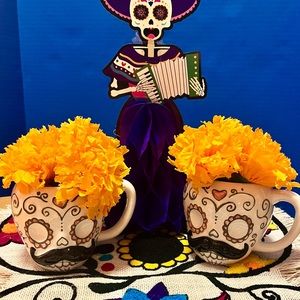 Sugar Skull Mugs (2) Day Of The Dead Skull Ceramic Mugs & Table Runner Gift set